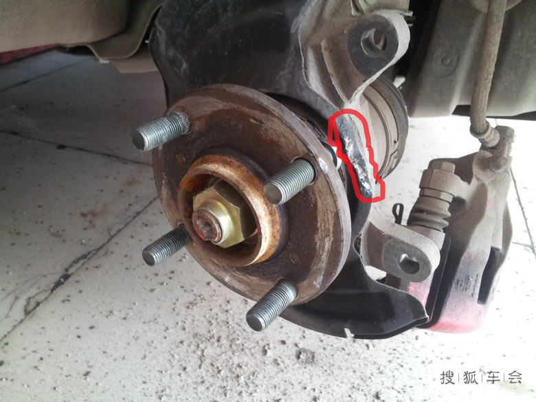 新奥拓拆前轮碟刹卡钳销子-换前轮法兰盘上的