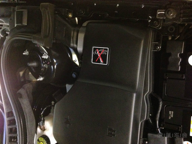 小5发动机表面清洁护理+漆面增艳护理_雪铁龙