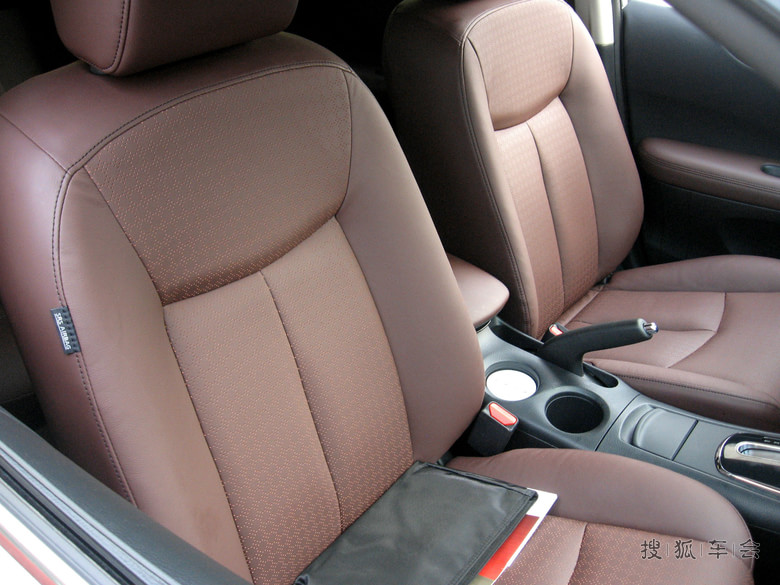 无视4S店忽悠 携性感<em>姨妹</em>子怒提白色骐达酷咖