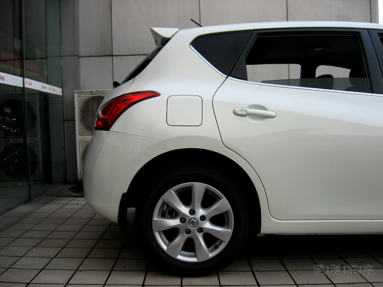 无视4S店忽悠 携性感<em>姨妹</em>子怒提白色骐达酷咖