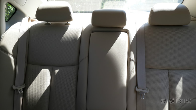 2014款新天籁2.5科技版珍珠白米内论证作业-内