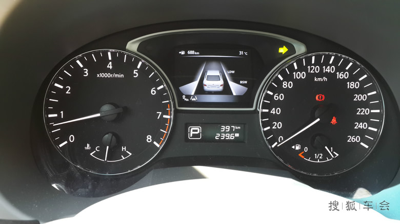 2014款新天籁2.5科技版珍珠白米内论证作业-内