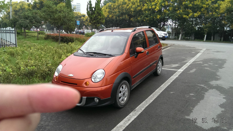 座椅是红黑相拼的运动风格,只是没有面过世,一直用座套. 乐高清图片