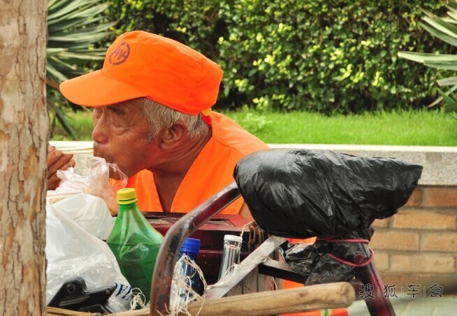 一个清洁工的手和他的工资条