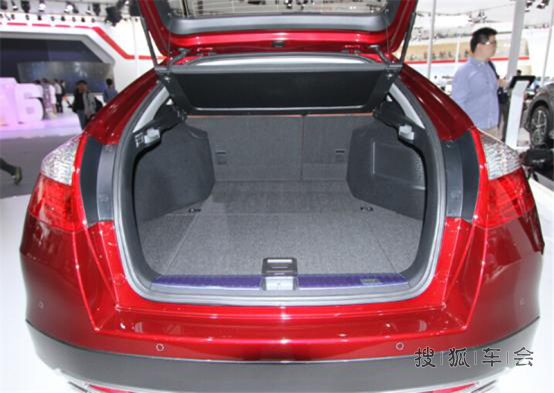 小两口的分歧,红色大歌不是更好看吗