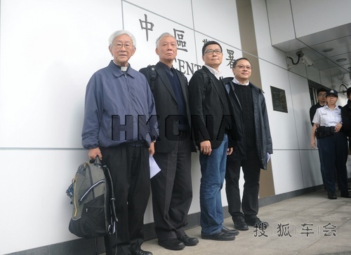 香港违法占中三发起人到警署自首