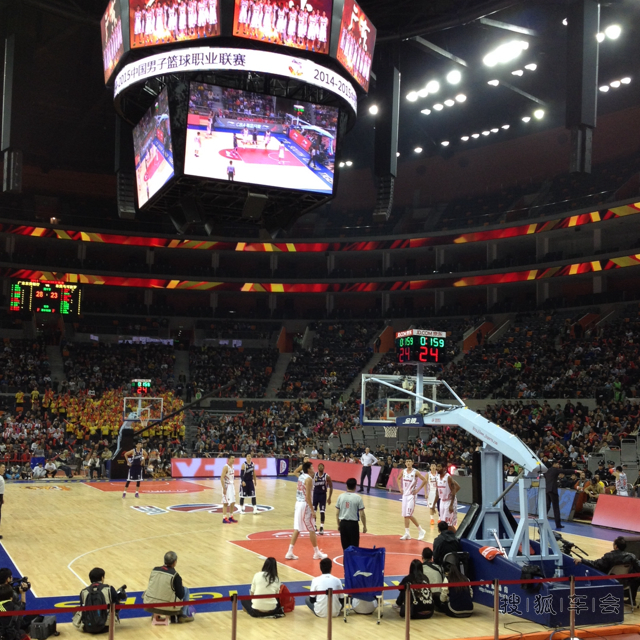 实拍一场精彩篮球赛