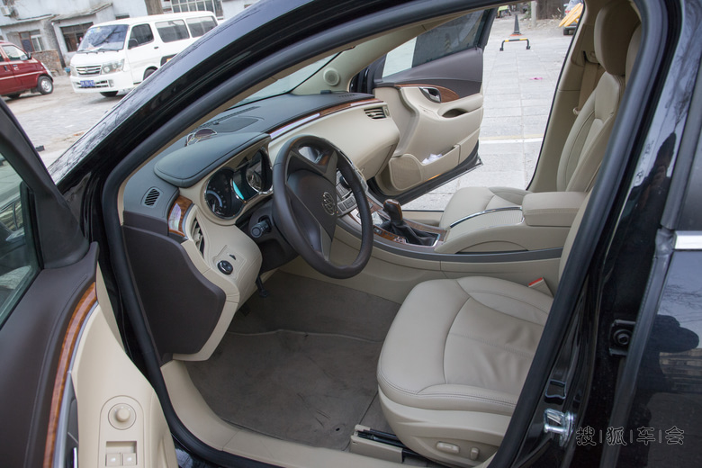 [别动队年终福利享受]易快修上门清洗内饰+臭