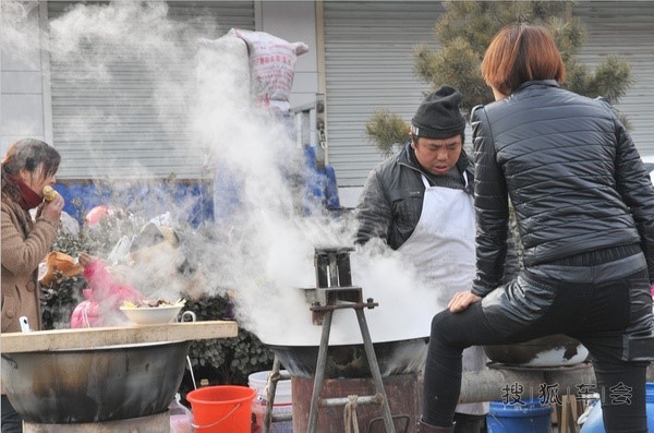 山西滑雪情缘:太原妹子在梅苑南山的siao气劲