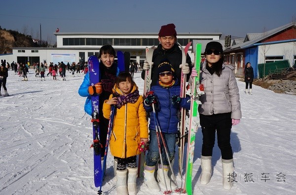 山西滑雪情缘:太原妹子在梅苑南山的siao气劲