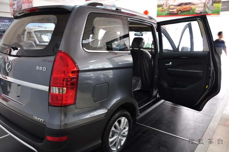 路过东风风光专营店,碰上了东风风光360上市活