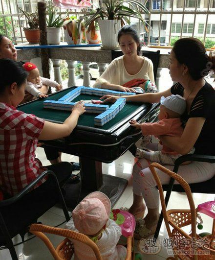 带孩子打麻将,两不误