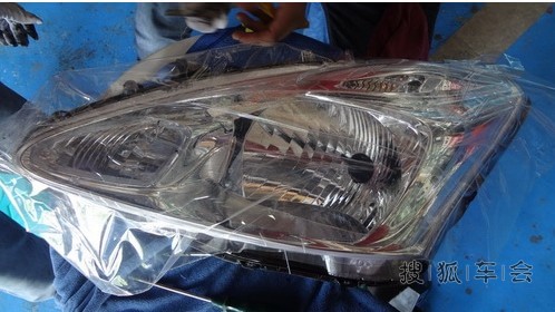 日产骐达车灯改装Q5双光透镜、白色天使眼