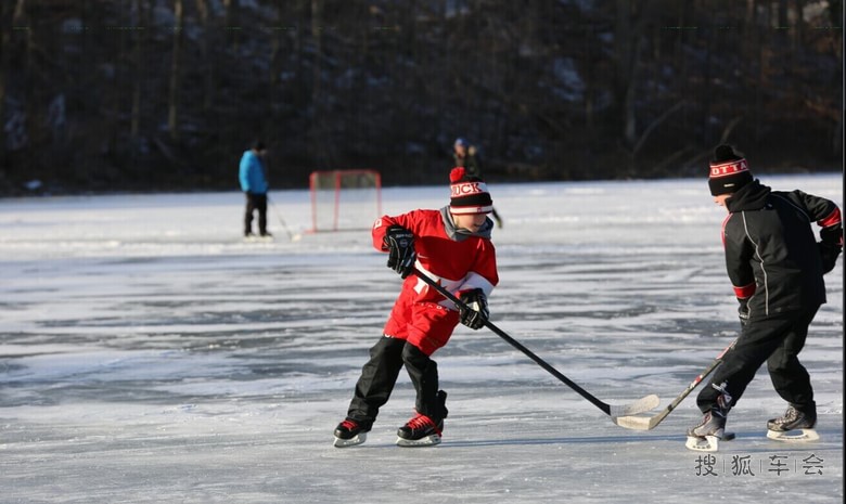 湖上玩冰球的小孩子_中国自驾游户外联盟