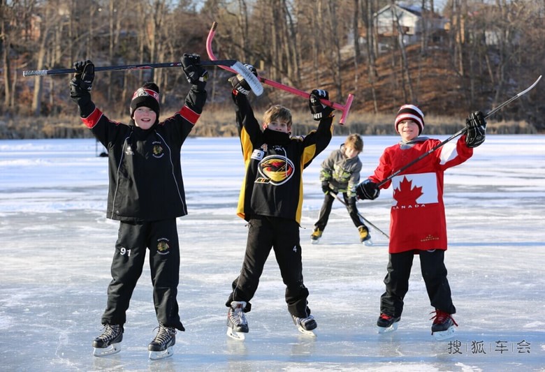 湖上玩冰球的小孩子_中国自驾游户外联盟