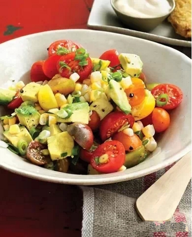 不用开火就能做的快手素餐--番茄玉米鳄梨沙拉