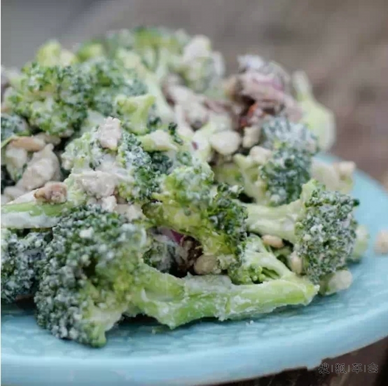 不用开火就能做的快手素餐--西兰花葡萄干沙拉
