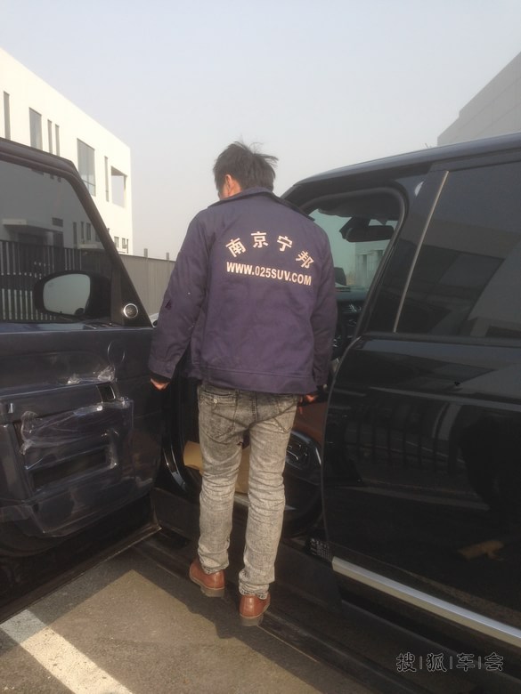 纪念我的路虎揽胜改装电动踏板,很方便哦_揽胜