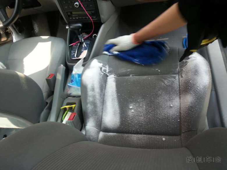 约个易快修上门清洗内饰_别动队