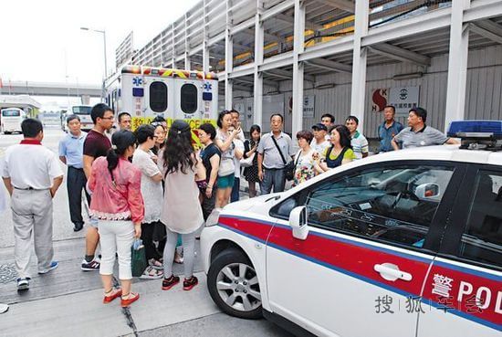内地旅游团在香港与导游起冲突 游客包围警车