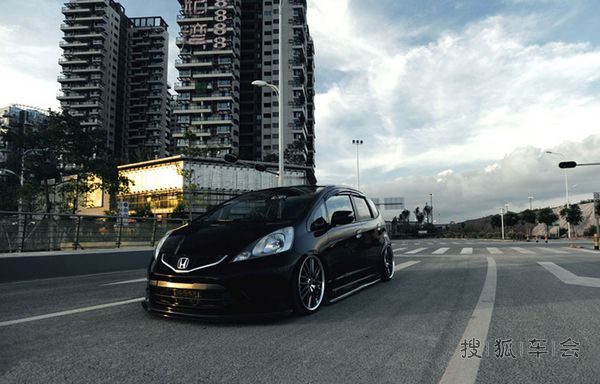 酷酷的飞度改装,怎么看还是黑色最有范