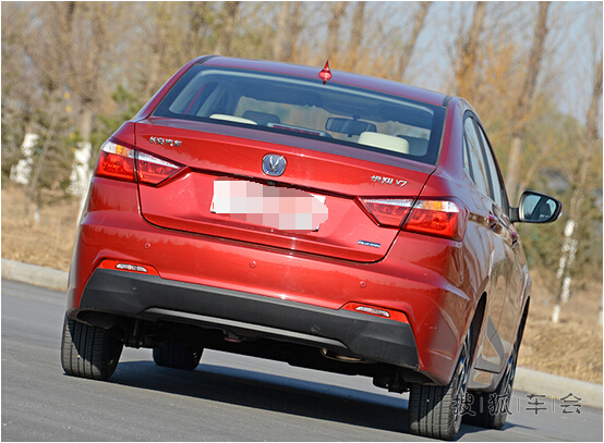 大学城男生摆阵求婚 哥们直接强吻迷醉女生 惊