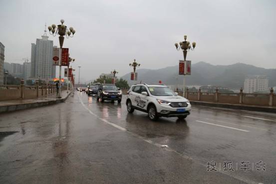 风风神AX7车队抵达延安,一路彰显军工实力_陕