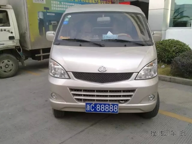 疯狂!价值167万车牌竟挂在面包车上