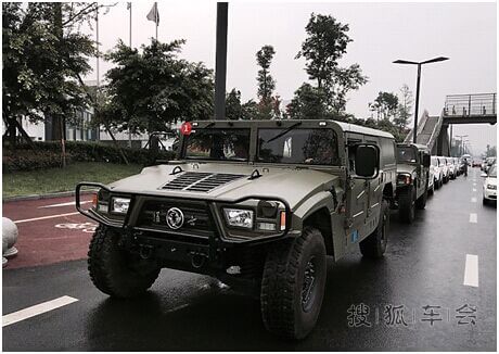 成都街头惊现 路霸 车队巡街