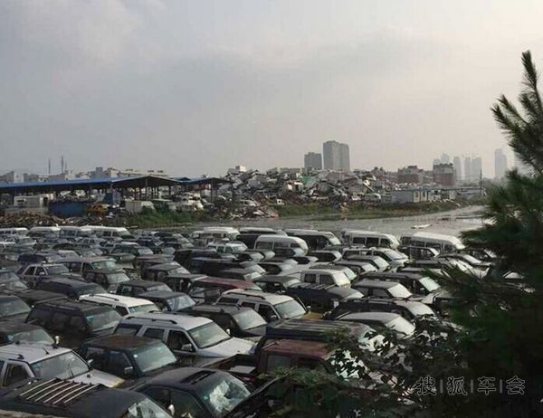 浙江义乌遭暴雨袭击 成排汽车被淹没_汽车60部