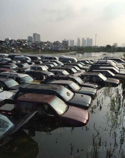 浙江义乌遭暴雨袭击 成排汽车被淹没_汽车60部