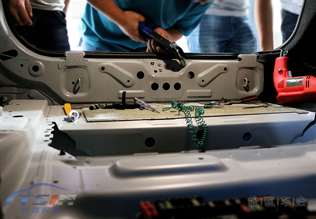 宝马320换电动尾门,迎宾踏板灯