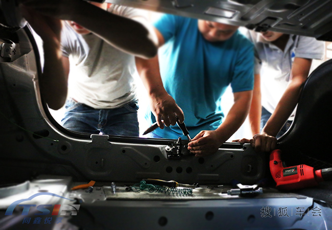 宝马320换电动尾门,迎宾踏板灯