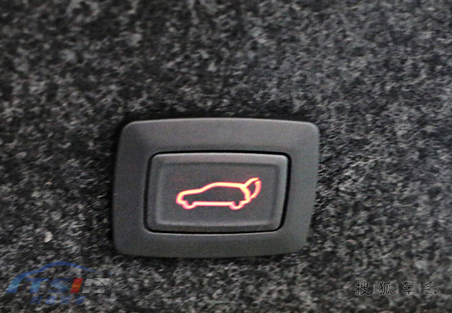 宝马320换电动尾门,迎宾踏板灯