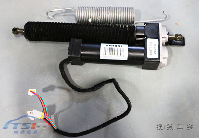 宝马320换电动尾门,迎宾踏板灯