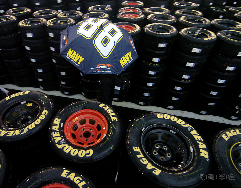 偏爱汽车轮胎侧壁上有白色或者黄色英文字母阿