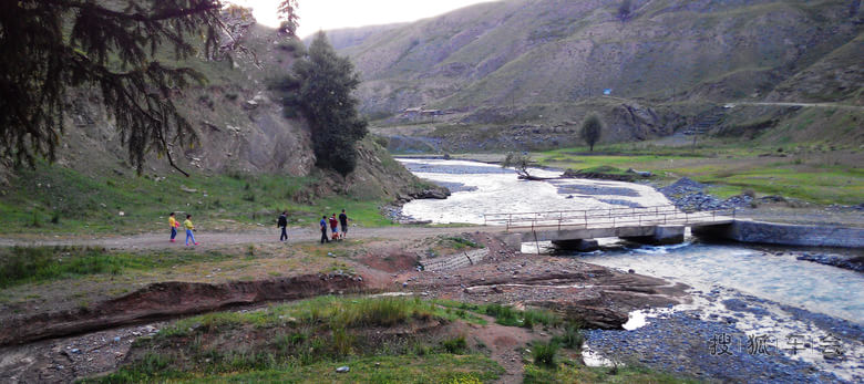 庙尔沟乡东南山,景色优美、气候宜人,乃绝佳避