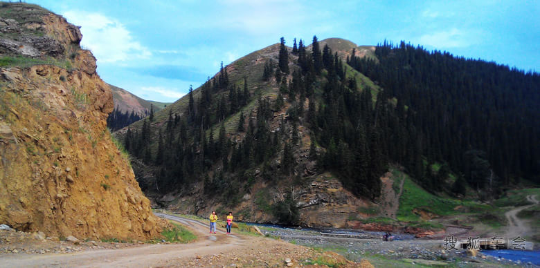 庙尔沟乡东南山,景色优美、气候宜人,乃绝佳避