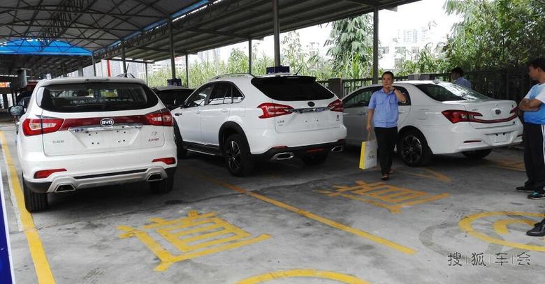 (有图有真相)秦、唐挤爆车管所!害我排了一天队