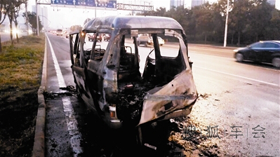 天津面包车烧成空壳,汽车自燃需警惕