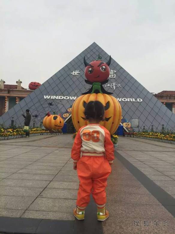 80后父亲卖房卖车 开着国产房车带女儿环游世