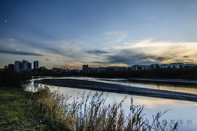 在海拉尔市住宿的宾馆,附近河流早晚情景