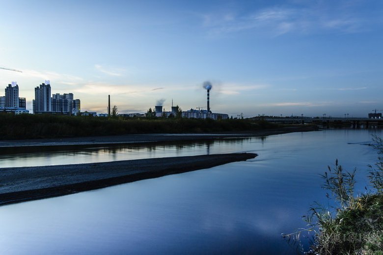 在海拉尔市住宿的宾馆,附近河流早晚情景