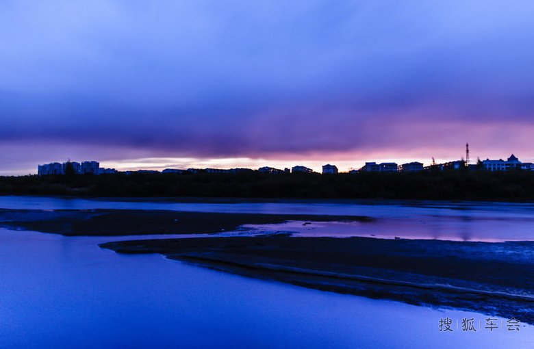 在海拉尔市住宿的宾馆,附近河流早晚情景