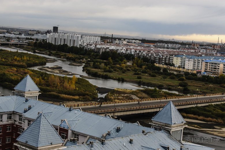 在海拉尔市住宿的宾馆,附近河流早晚情景