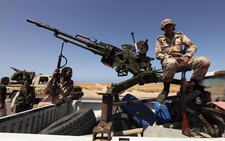 八级电焊工替武装叛乱分子焊在福田皮卡车厢上