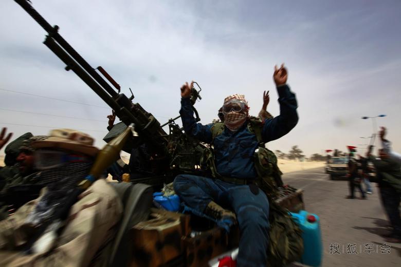 八级电焊工替武装叛乱分子焊在福田皮卡车厢上