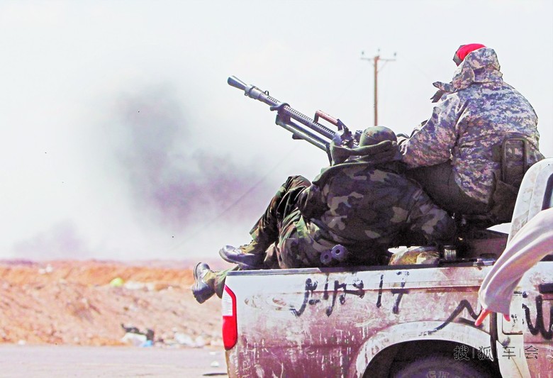 八级电焊工替武装叛乱分子焊在福田皮卡车厢上