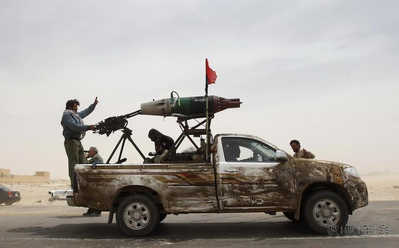 八级电焊工替武装叛乱分子焊在福田皮卡车厢上