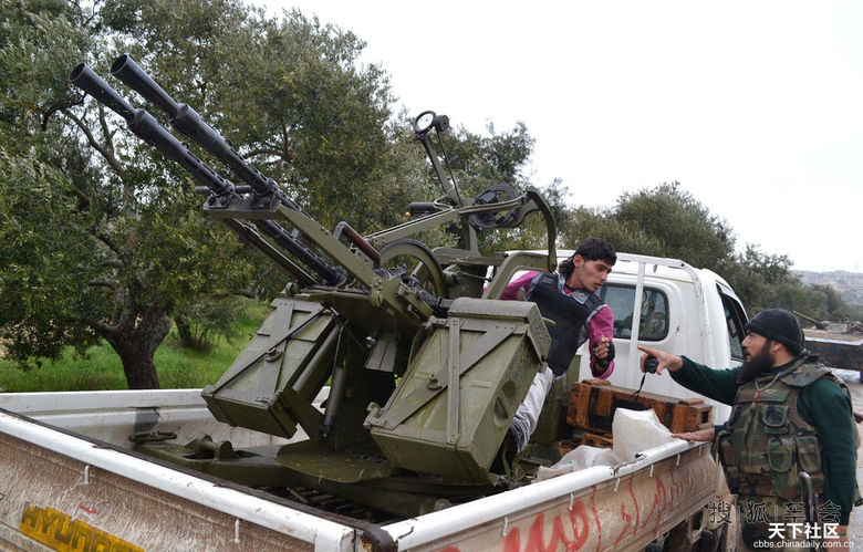 八级电焊工替武装叛乱分子焊在丰田皮卡车厢上